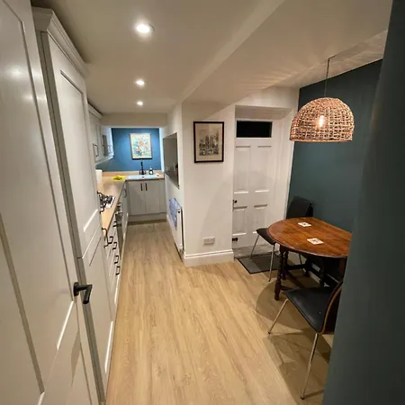 Apricot Apartment *